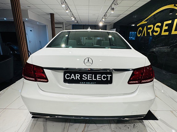Mercedes-Benz E200 4 of 5