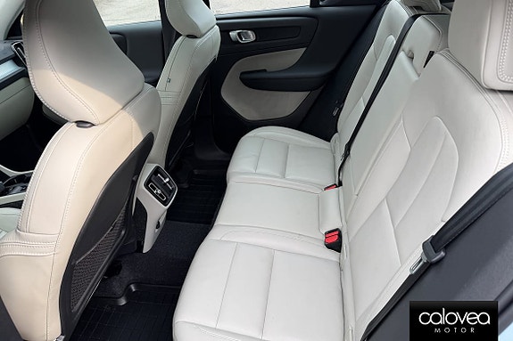 Volvo XC40 8 of 16