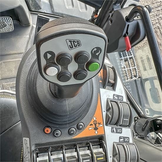 JCB Fastrac 8330 -  Only 530 hours 16 of 30