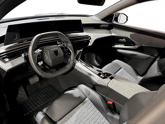 Peugeot e-3008 2 of 3