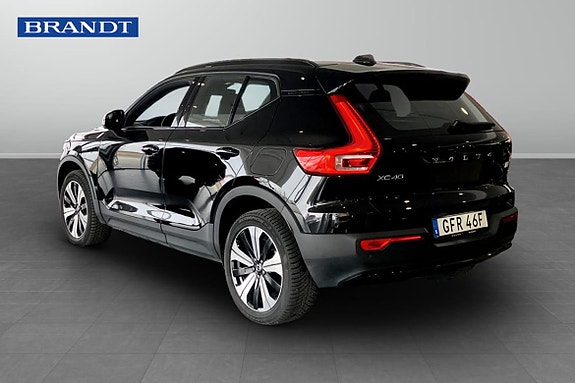 Volvo XC40 2 of 5