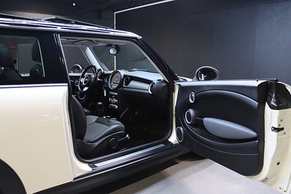 MINI Cooper 14 of 23