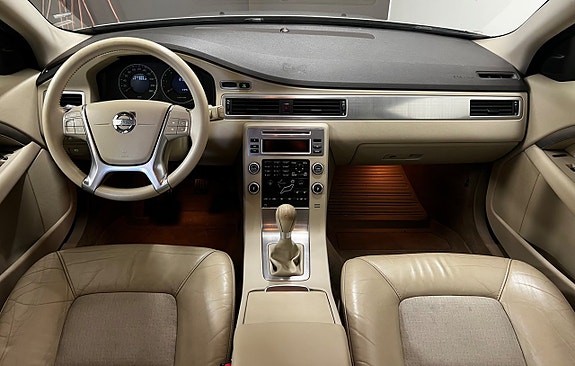 Volvo V70 6 of 8