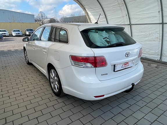 Toyota Avensis 2 of 5