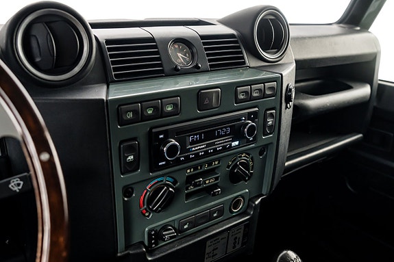 Land Rover Defender 90 27 of 30