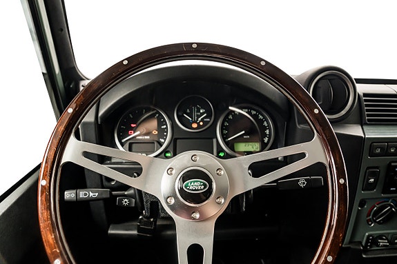 Land Rover Defender 90 16 of 30