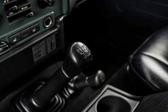 Land Rover Defender 90 19 of 30