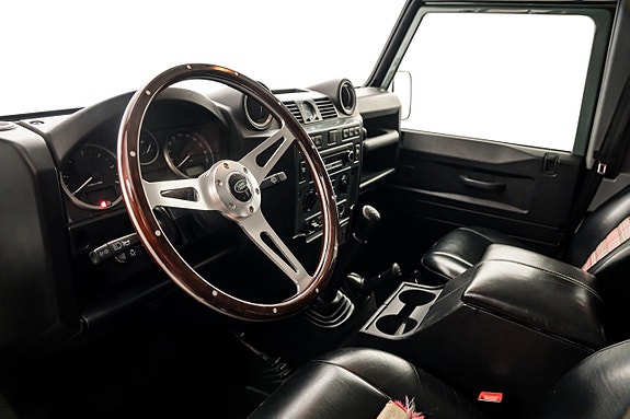 Land Rover Defender 90 11 of 30