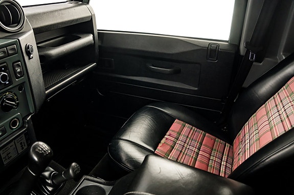 Land Rover Defender 90 28 of 30