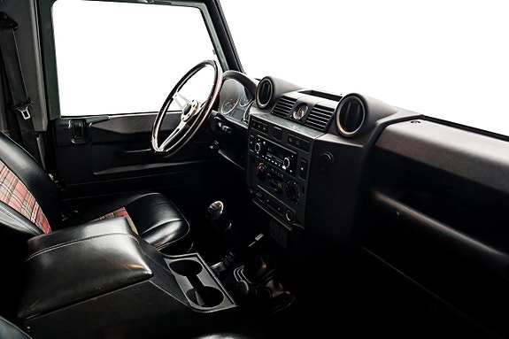 Land Rover Defender 90 24 of 30