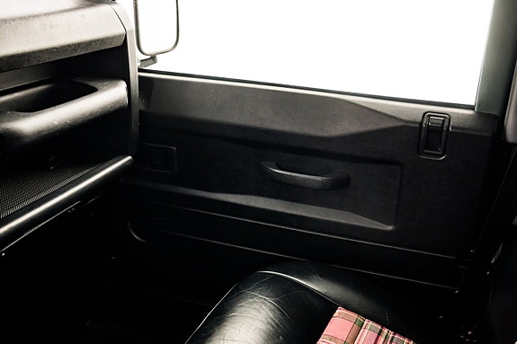 Land Rover Defender 90 25 of 30