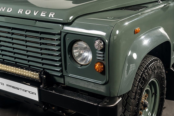 Land Rover Defender 90 9 of 30