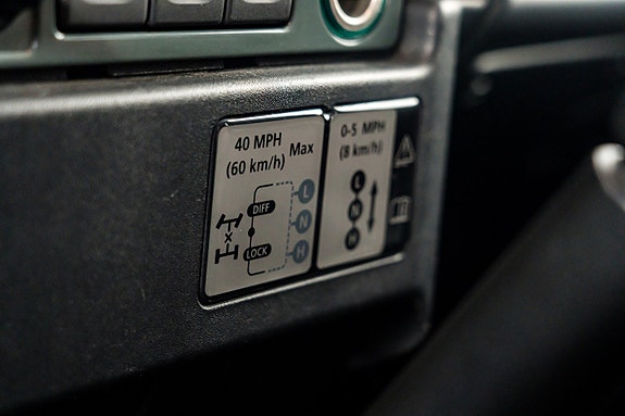 Land Rover Defender 90 21 of 30