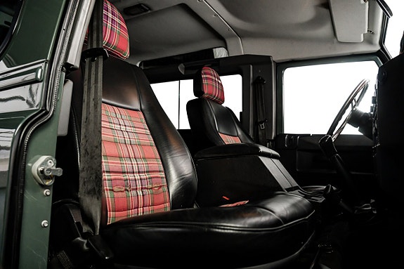 Land Rover Defender 90 30 of 30
