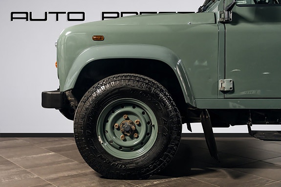 Land Rover Defender 90 10 of 30