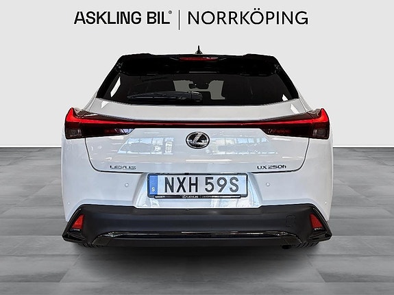 Lexus UX250h 4 of 5