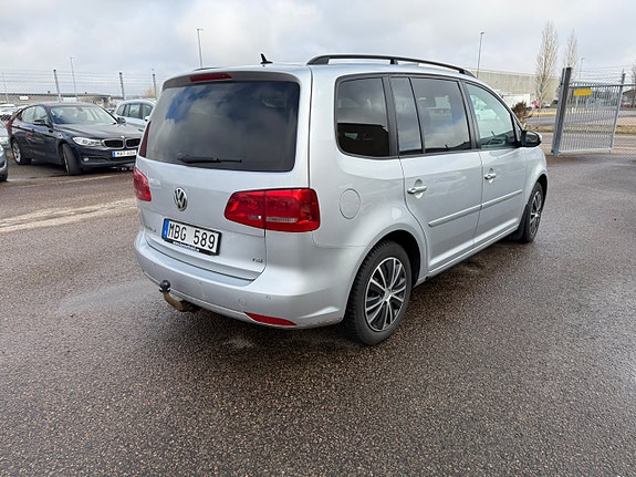 Volkswagen Touran 2 of 5
