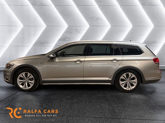 Volkswagen Passat Alltrack 3 of 5