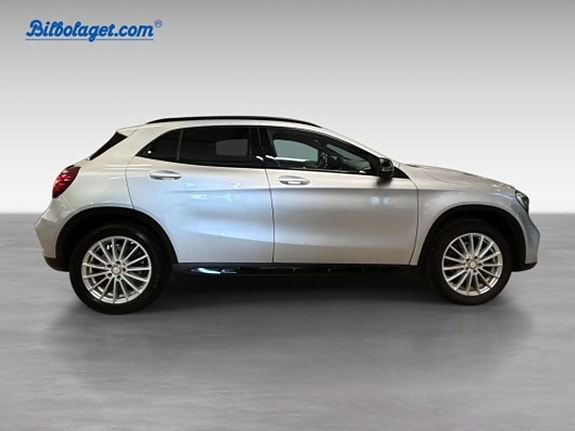 Mercedes-Benz GLA200 4 of 5