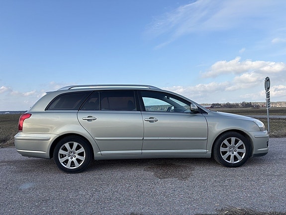 Toyota Avensis 4 of 5
