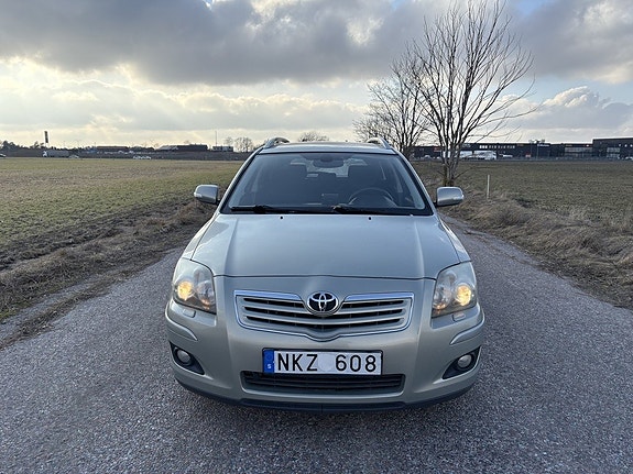 Toyota Avensis 3 of 5