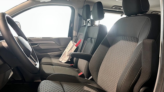 Volkswagen Caravelle 8 of 13
