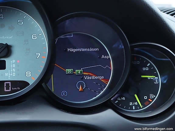 Porsche Cayenne S 9 of 26