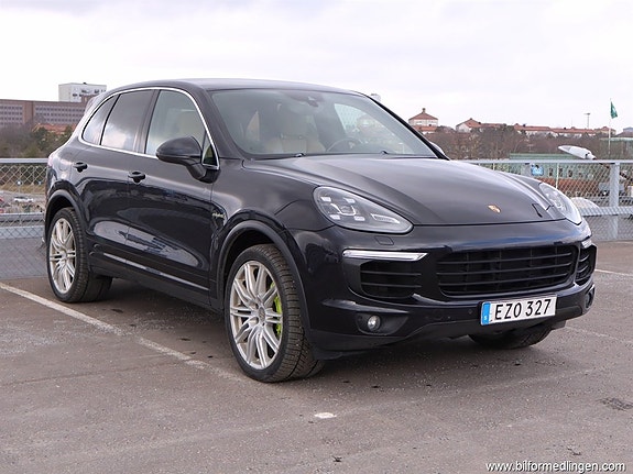 Porsche Cayenne S 2 of 5