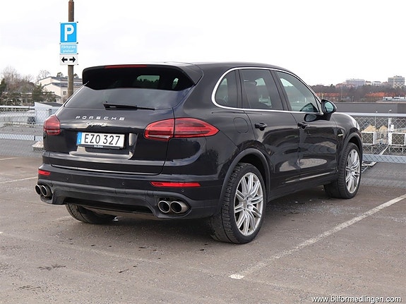 Porsche Cayenne S 4 of 5