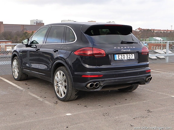 Porsche Cayenne S 3 of 5