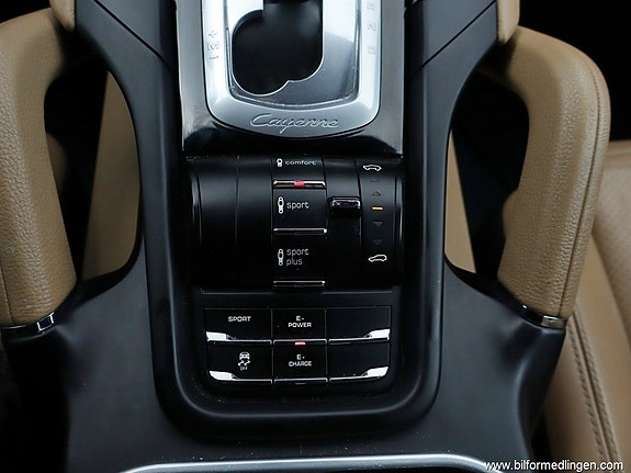 Porsche Cayenne S 11 of 26