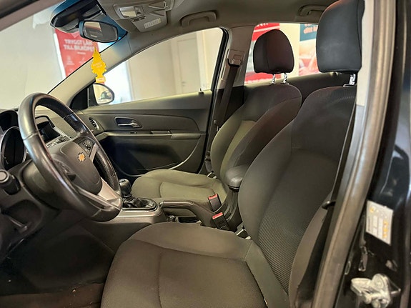 Chevrolet Cruze 13 of 14