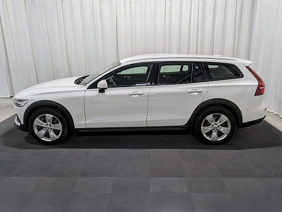 Volvo V60 Cross Country 2 of 5