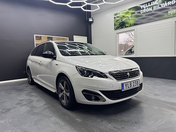 Peugeot 308 SW 2 of 5