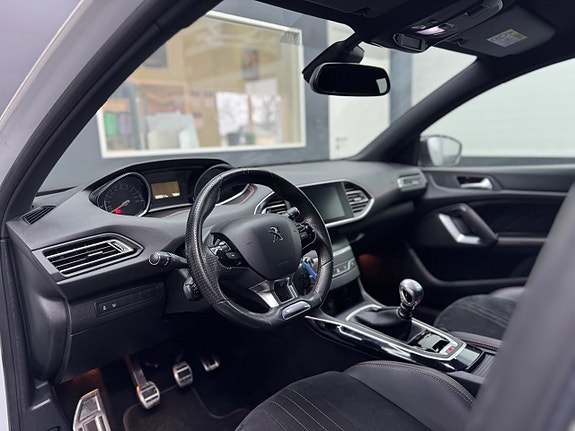 Peugeot 308 SW 10 of 17