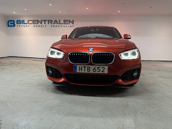 BMW 118i 3 of 5