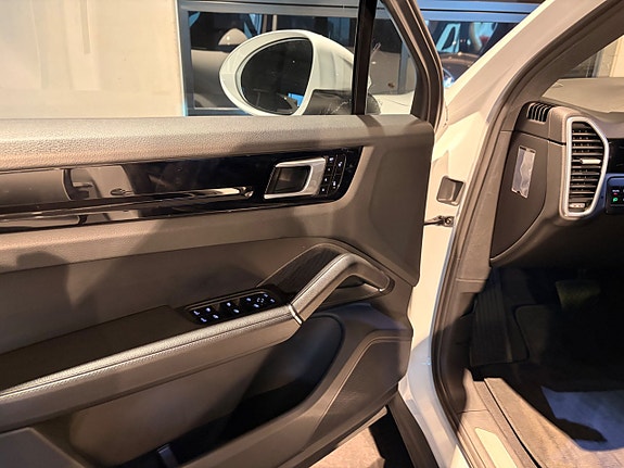 Porsche Cayenne S 18 of 23