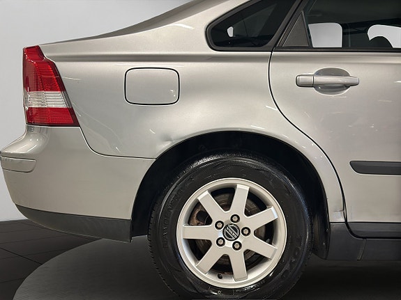Volvo S40 2 of 5