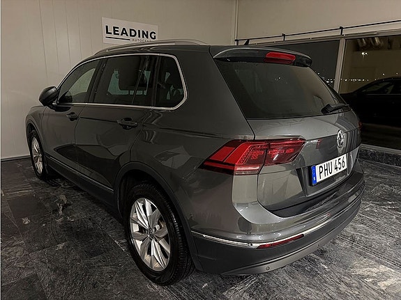 Volkswagen Tiguan 2 of 5