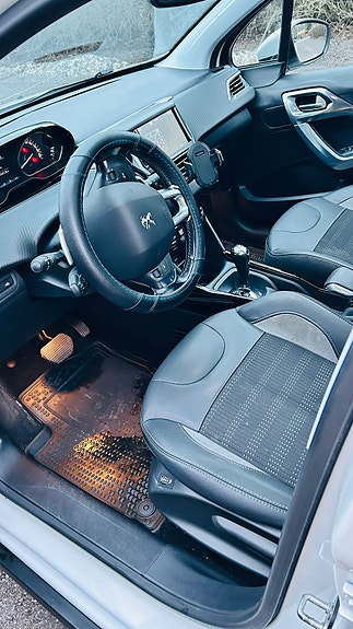 Peugeot 2008 2 of 5