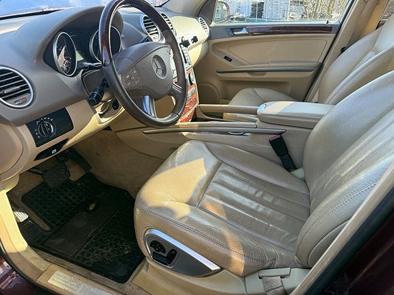 Mercedes-Benz ML320 2 of 3
