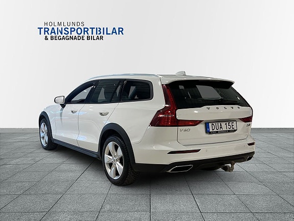 Volvo V60 Cross Country 2 of 5