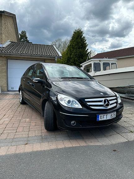 Mercedes-Benz B200 2 of 5