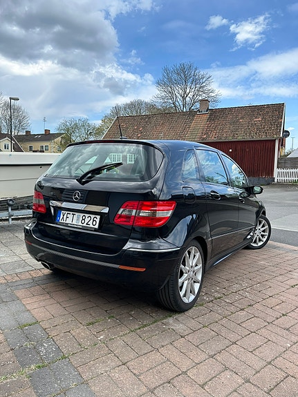 Mercedes-Benz B200 3 of 5