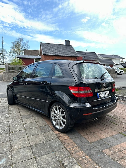 Mercedes-Benz B200 4 of 5