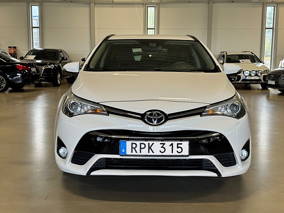 Toyota Avensis 2 of 5