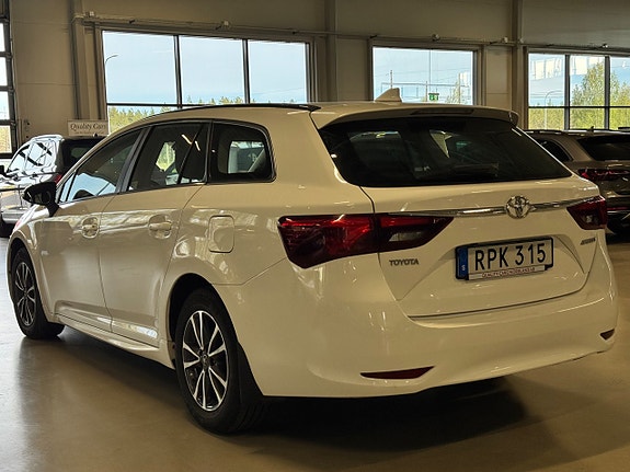 Toyota Avensis 4 of 5