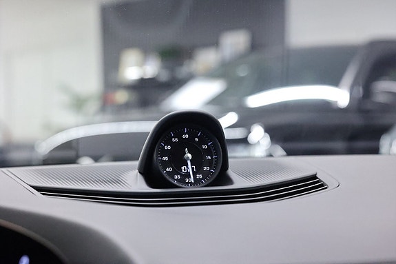 Porsche Taycan Turbo 25 of 29