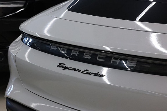 Porsche Taycan Turbo 11 of 29