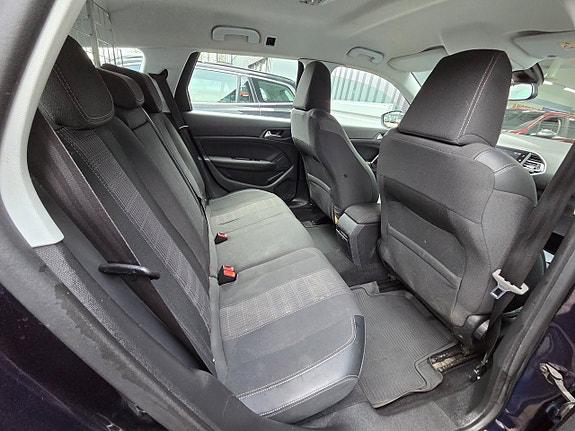 Peugeot 308 SW 10 of 17